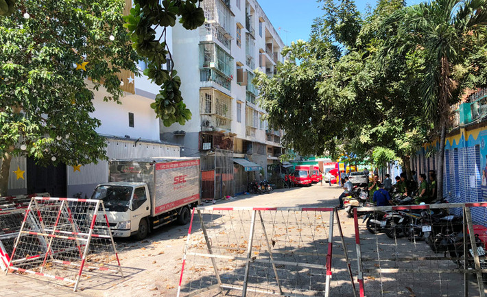 Trước đó, tại lô E chung cư nói trên có hiện tượng lún nứt, tạo ra rung lắc. Đến tối qua 23/1, tình trạng diễn ra nghiêm trọng hơn nên người dân đã báo chính quyền địa phương.