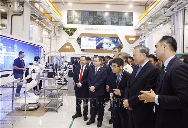 Tổng Bí thư, Chủ tịch nước Tô Lâm thăm Nhà máy mẫu cho công nghệ sản xuất tiên tiến của Singapore. Ảnh: Thống Nhất/TTXVN