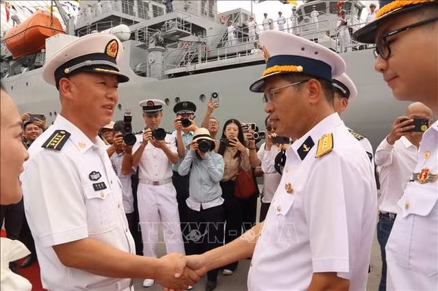 Đại tá Phạm Tiến Dũng (phải), Phó Tham mưu trưởng Vùng 2 Hải quân Việt Nam và Đại tá Hứa Kiến Quốc (trái), Chỉ huy Biên đội 83 Hải quân Trung Quốc.