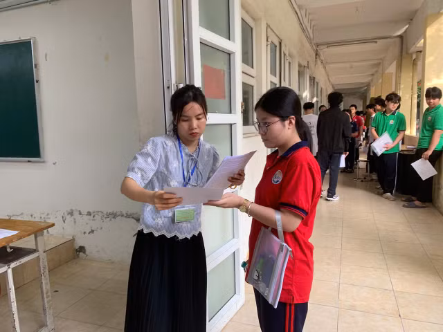 Thí sính tại điểm thi THPT Phạm Hồng Thái (Ảnh: PV)