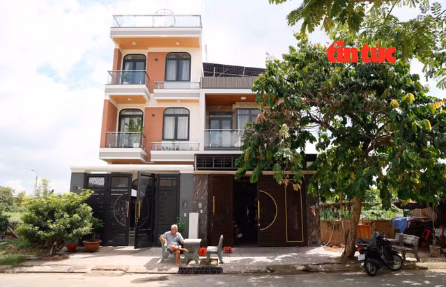 Nhiều ngôi nhà mới khang trang bắt đầu hình thành ở khu tái định cư Long Bửu 2.