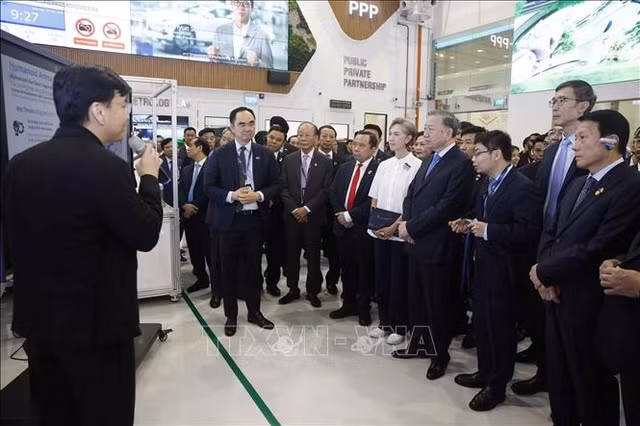 Tổng Bí thư, Chủ tịch nước Tô Lâm thăm Nhà máy mẫu cho công nghệ sản xuất tiên tiến của Singapore. Ảnh: Thống Nhất/TTXVN