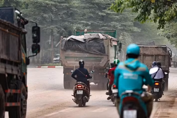 Những chiếc xe tải "quần thảo" suốt ngày đêm trên phố Tân Mỹ hay Đỗ Xuân Hợp khiến không khí đặc quánh, gây ảnh hưởng trực tiếp đến sinh hoạt và việc đi lại của người dân.