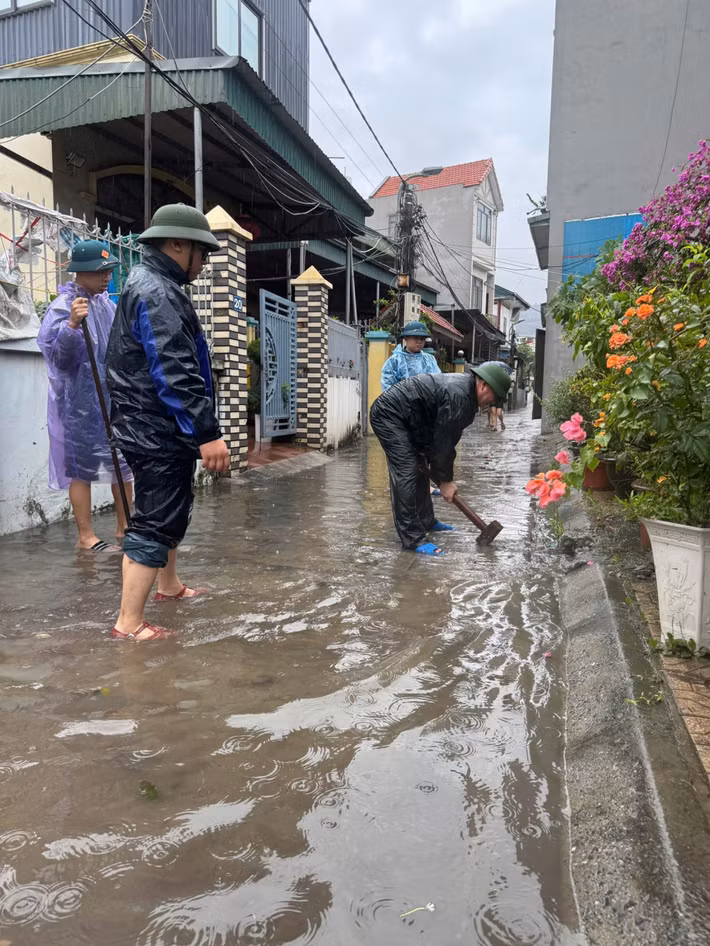 Hiện lực lượng chức năng địa phương tiếp tục theo dõi diễn biến thời tiết, đồng thời khuyến cáo người dân hạn chế di chuyển qua các khu vực ngập sâu để đảm bảo an toàn.