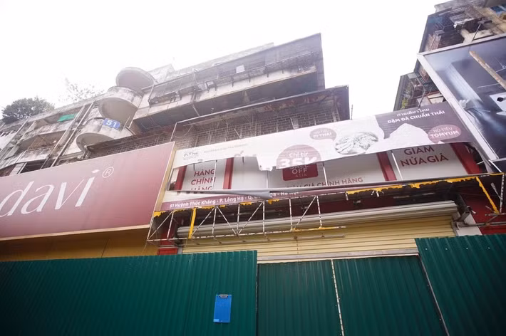 Suốt gần 15 năm qua, tình trạng xuống cấp của khu chung cư ngày càng nghiêm trọng. Nhiều hạng mục bị nứt, bong tróc, hệ thống hạ tầng cũ kỹ khiến người dân luôn sống trong tâm lý lo lắng.