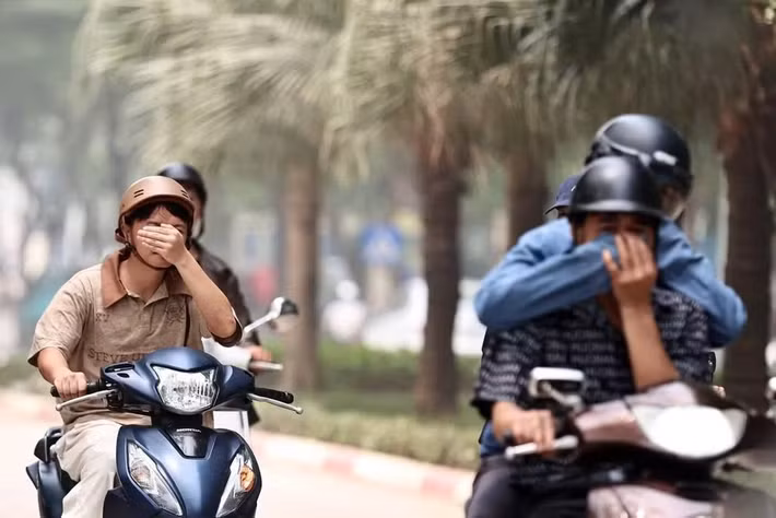 Cả tuyến phố nhiều thời điểm chìm trong lớp bụi trắng, tầm nhìn bị hạn chế rõ rệt.