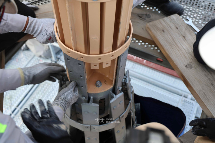 Từng cấu kiện để lắp đặt cặp Thánh giá tại Nhà thờ Đức Bà Sài Gòn được kiểm tra kĩ lưỡng.