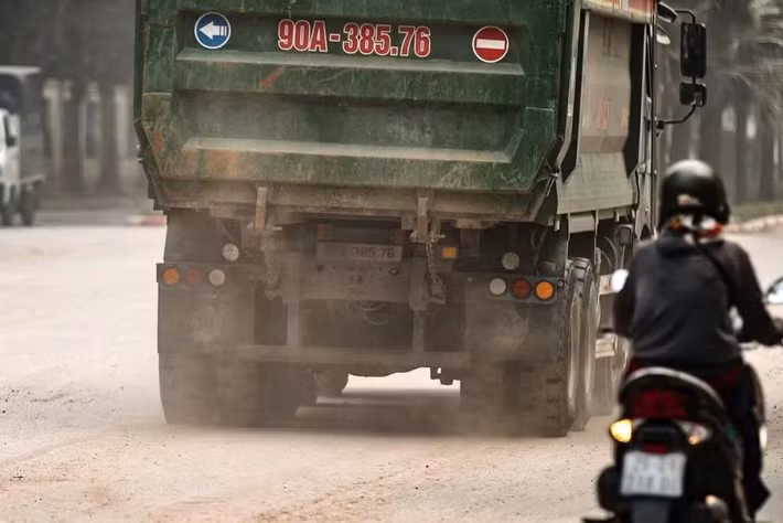Chạy sau một chiếc xe tải chở vật liệu xây dựng, nếu không có khẩu trang hay những vật dụng bảo hộ, chắc hẳn nhiều người dân sẽ khó có thể thoát khỏi những cơn ho do bụi.