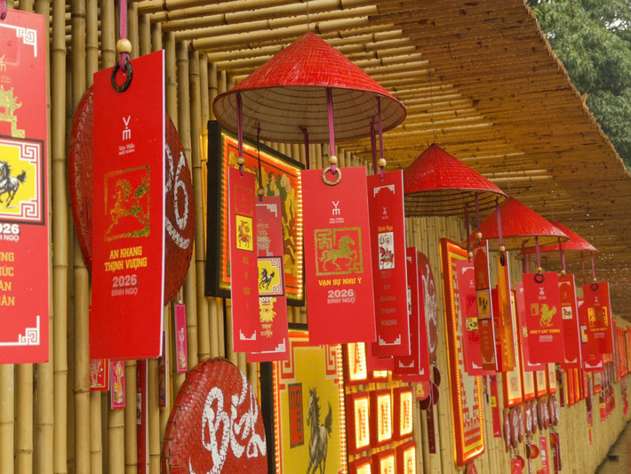 Đặc biệt, các chương trình nghệ thuật dân gian như quan họ, ca trù, chèo… được tổ chức luân phiên tại khu Nội tự, vườn Giám và Hồ Văn. Âm thanh trầm bổng của làn điệu cổ truyền hòa quyện cùng không gian di tích linh thiêng, tạo nên trải nghiệm văn hóa giàu cảm xúc cho người xem. Nhiều du khách quốc tế bày tỏ sự thích thú khi lần đầu được thưởng thức nghệ thuật truyền thống Việt Nam trong bối cảnh Tết cổ truyền.