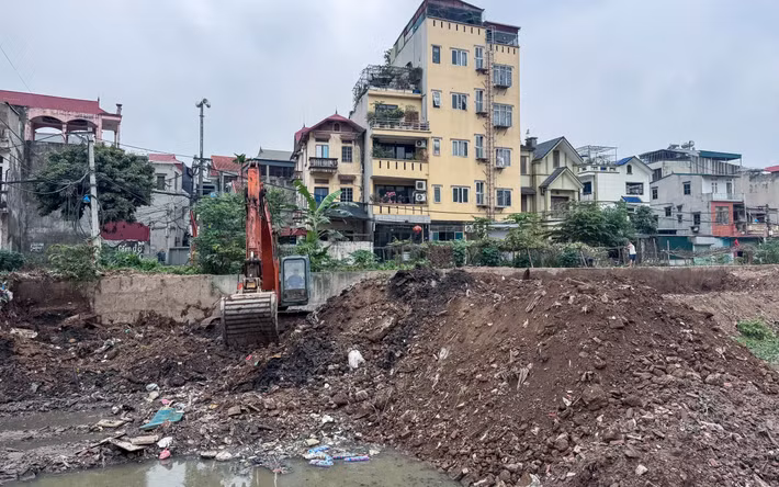 Mới đây, Bí thư Thành ủy Hà Nội Trần Đức Thắng cùng đoàn công tác đi kiểm tra thực địa một số công trình trọng điểm trên địa bàn TP.Hà Nội, trong đó có dự án thi công kênh La Khê, thuộc dự án cải thiện hệ thống tiêu nước khu vực phía tây thành phố (Trạm bơm tiêu Yên Nghĩa).