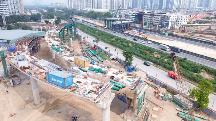 Theo thiết kế, dự án gồm hệ thống hầm chui trực thông kết hợp cầu nhánh tuabin - mô hình nút giao hiện đại thường áp dụng tại các đô thị lớn nhằm tách dòng phương tiện, giảm xung đột giao thông.