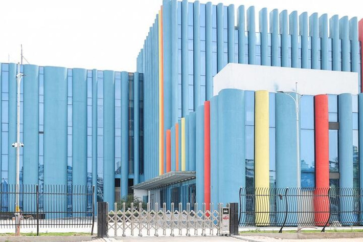 Sự chuyển đổi nhịp điệu của các thanh lam màu sắc giúp khối nhà khổng lồ trở nên mềm mại, uyển chuyển như một phím đàn piano khổng lồ đang tấu lên khúc nhạc vui tươi, đúng với tinh thần "Tuổi trẻ".