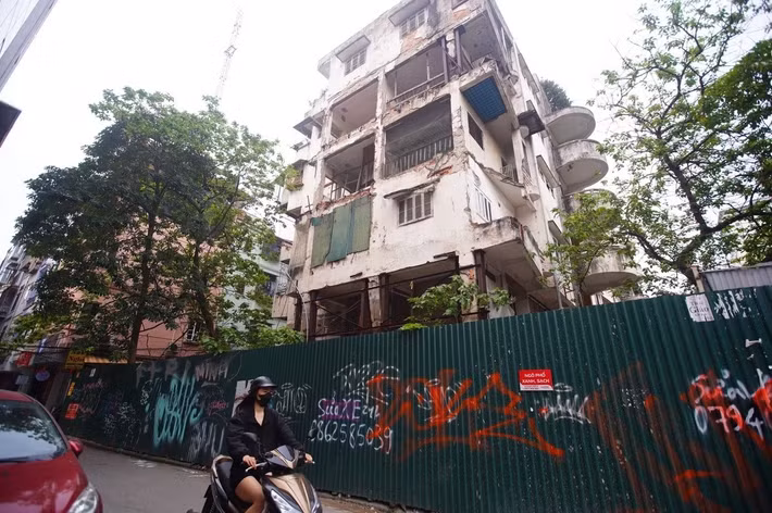 Đại diện chủ đầu tư cho biết, sau khi hoàn tất bàn giao mặt bằng trong tháng 4/2026, đơn vị thi công sẽ tiến hành phá dỡ toàn bộ công trình cũ trong khoảng 2 tháng.