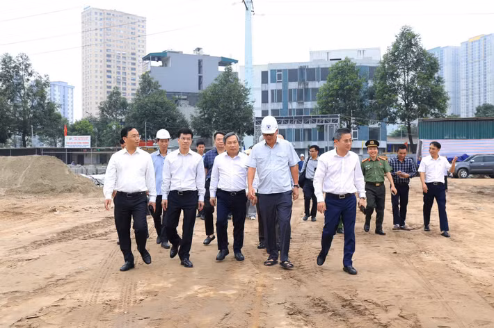 Chủ tịch UBND TP Hà Nội Vũ Đại Thắng chủ trì kiểm tra thực địa việc triển khai một số dự án thoát nước, chống úng ngập trên địa bàn Hà Nội trong đó có Dự án đầu tư xây dựng hồ đầu mối Mễ Trì (hồ Đồng Bông 2). Các dự án được triển khai theo lệnh khẩn cấp nhằm xử lý tình trạng ngập úng đô thị và cải thiện môi trường nước cho hệ thống sông nội đô.