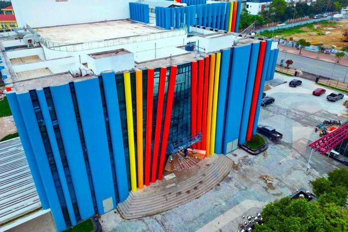 Công trình có quy mô gồm 3 tầng hầm với tổng diện tích 7.177 m2 và 5 tầng nổi 9.615 m2, tổng mức đầu tư giai đoạn 1 khoảng 159 tỷ đồng.