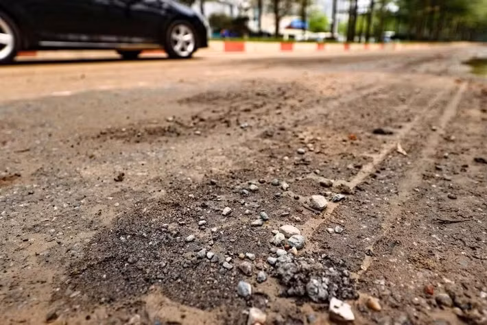 Dọc tuyến phố Tân Mỹ, mặt đường phủ một lớp bùn đất dày. Dù thời tiết khô ráo, nhiều đoạn vẫn xuất hiện tình trạng nước đọng, trộn lẫn với đất cát tạo thành bề mặt nhầy trơn, gây khó khăn cho người tham gia giao thông.