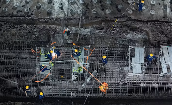 Thiết kế lấy cảm hứng từ trống đồng Đông Sơn, kết hợp với công nghệ hiện đại như mái che tự động, hệ thống ghế thông minh kết nối 5G, kiểm soát an ninh bằng AI và tái chế nước tiết kiệm tài nguyên.