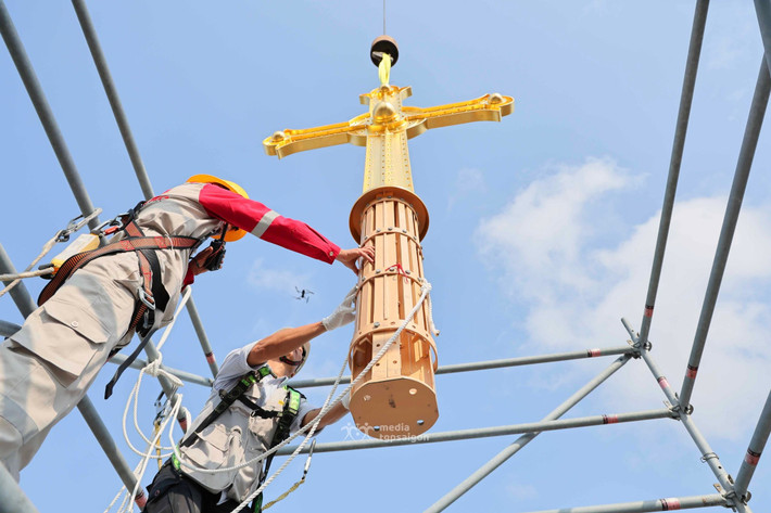 Sau khi hoàn thiện tại Bỉ, các Thánh giá được vận chuyển về Việt Nam bằng đường biển trong 5 tháng, cập bến ngày 18/10 năm ngoái. Nghi thức làm phép được cử hành trang trọng ngày trước ngày 8/12/2025 khi lắp đặt lên đỉnh tháp.