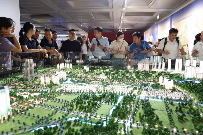 Bên cạnh đó, nhiều mô hình các dự án trọng điểm cũng được giới thiệu nhằm minh họa cụ thể hơn về định hướng phát triển hạ tầng, giao thông và không gian đô thị của Hà Nội trong tương lai. Việc kết hợp giữa sa bàn truyền thống với công nghệ trình chiếu hiện đại giúp người xem dễ tiếp cận các nội dung quy hoạch vốn thường mang tính chuyên môn cao.