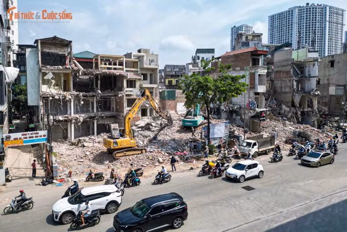 Dưới sự lãnh đạo, chỉ đạo sát sao của Đảng ủy, UBND phường các Tổ công tác, lực lượng công an, an ninh cơ sở, tổ dân phố và các đoàn thể đã cùng bám sát địa bàn, vừa tuyên truyền, vận động, thuyết phục vừa hỗ trợ người dân di chuyển tài sản, tháo dỡ công trình, ổn định nơi ở mới.