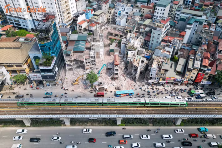 Những ngày này, công tác phá dỡ, giải phóng mặt bằng dự án đường Vành đai 2,5 đoạn qua phường Thanh Xuân đang được triển khai với tinh thần khẩn trương, trách nhiệm và quyết tâm cao.