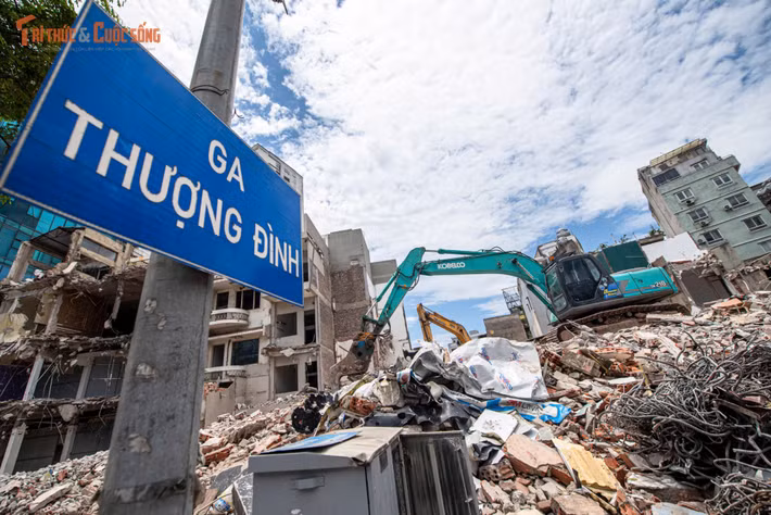 Nhiều gia đình sống hàng chục năm ở khu vực Nhân Chính cũ bày tỏ tiếc nuối khi phải rời nơi ở quen thuộc, nơi gắn với ký ức và các mối quan hệ xóm giềng lâu năm.