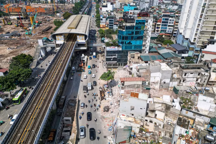 Đến 8h sáng, các tổ công tác đồng loạt triển khai tại hiện trường, phối hợp thực hiện tháo dỡ công trình, thu dọn mặt bằng, bảo đảm an toàn, trật tự và tiến độ chung của dự án. Đồng thời duy trì họp kiểm đếm tiến độ công việc, tháo gỡ điểm nghẽn cuối mỗi ngày.