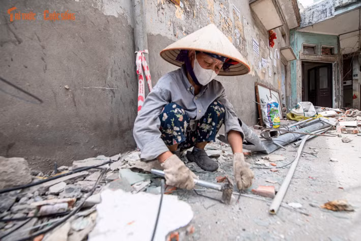Không ít hộ dân phải vận chuyển đồ đạc xuyên đêm để kịp bàn giao mặt bằng. Những căn nhà từng đông đúc nay dần trống vắng trước giờ tháo dỡ.