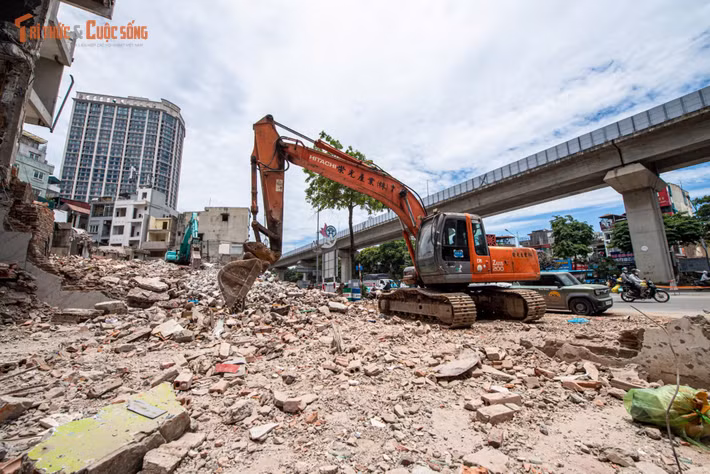Những ngày đầu tháng 5, không khí tại khu vực giải phóng mặt bằng trở nên khẩn trương hơn bao giờ hết. Người dân liên tục hoàn tất thủ tục nhận đền bù, ký hồ sơ và chuẩn bị di dời.