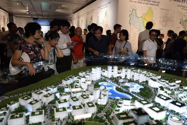 Không gian triển lãm được bố trí tại tầng 4 Bảo tàng Hà Nội trên diện tích khoảng 1.200 m² với thiết kế hiện đại, khoa học. Nổi bật là khu vực sa bàn ứng dụng công nghệ trình chiếu mapping 3D, cho phép hiển thị trực quan các định hướng quy hoạch theo từng chủ đề khác nhau, tạo trải nghiệm sinh động cho người tham quan.