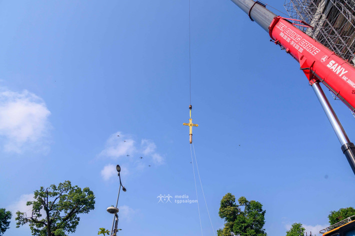 Theo Linh mục Hồ Văn Xuân, trên đỉnh mỗi Thánh giá sẽ được gắn thêm một cột thu lôi bằng đồng nguyên chất.