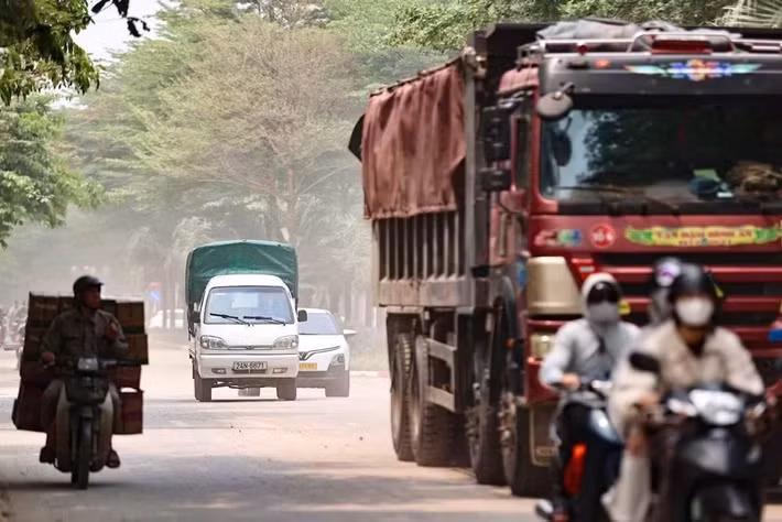 Những mảng bụi trắng này đến từ nguyên nhân chính là hoạt động suốt ngày đêm của các xe tải chở đất phục vụ công trình xây dựng trong khu vực.