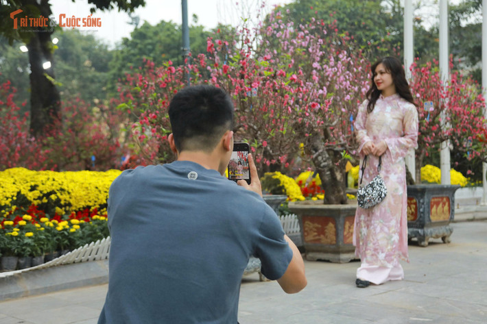 Sau giờ vận động, dòng người bắt đầu du xuân, dạo phố. Những con đường quen thuộc như Hàng Đào, Hàng Ngang, Hàng Mã trở nên thoáng đãng khác thường. Nhiều gia đình tranh thủ đưa con nhỏ đi dạo để cảm nhận trọn vẹn không khí Tết, khi phố cổ không còn đông đúc. Tiếng cười nói rộn ràng, xen lẫn mùi hương trầm thoang thoảng từ những ngôi nhà cổ, tạo nên một Hà Nội rất khác – chậm rãi và dịu dàng.