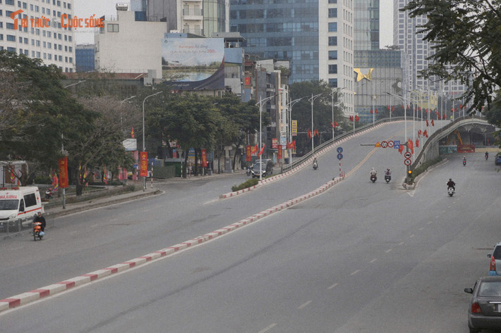 Thỉnh thoảng mới bắt gặp vài gia đình thong thả dạo bộ hoặc chở nhau trên xe máy với gương mặt rạng rỡ.