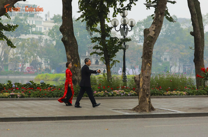 Không khí trong lành, mặt hồ phẳng lặng phản chiếu sắc trời đầu xuân khiến mỗi vòng chạy trở thành một trải nghiệm thư thái. Với nhiều người Hà Nội, chạy bộ sáng mùng 1 không chỉ là rèn luyện sức khỏe mà còn mang ý nghĩa “khởi động” cho một năm mới năng động, tích cực.