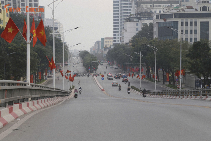 Tại các tuyến phố có lượng giao thông thường ngày đông đúc như Nguyễn Chí Thanh - Liễu Giai, Lê Văn Lương - Tố Hữu... chỉ lác đác vài chiếc xe chạy qua.