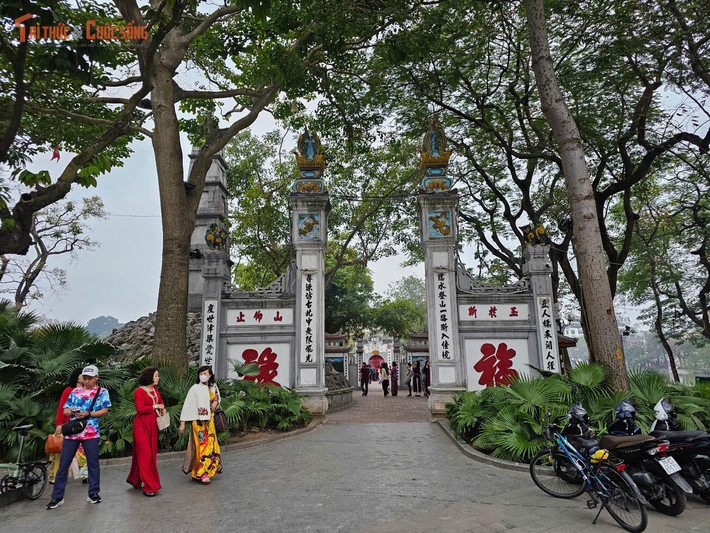 Đáng chú ý, năm nay nhiều người lựa chọn đi lễ theo tinh thần văn minh, hạn chế đốt vàng mã, chú trọng sự tĩnh tâm. Một số gia đình kết hợp đi lễ với du xuân, vừa giữ gìn nét đẹp truyền thống, vừa tận hưởng khoảnh khắc sum vầy. Với người trẻ, việc đến chùa đầu năm không chỉ mang yếu tố tín ngưỡng mà còn là dịp tìm lại sự cân bằng sau một năm bận rộn.