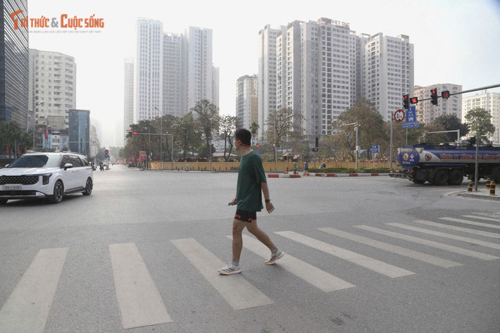 Người dân tranh thủ đi tập thể dục sáng ngày đầu năm mới tại công viên Thanh Xuân.