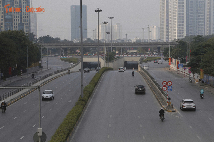 Khi mặt trời lên cao hơn, thành phố sẽ dần nhộn nhịp trở lại với những chuyến du xuân, những lời chúc Tết rộn ràng. Nhưng trong buổi sáng đầu năm ấy, Hà Nội vẫn kịp giữ cho mình một khoảng bình yên – khoảng lặng để khởi đầu năm mới bằng sự an lành, tĩnh tại và đầy hy vọng.