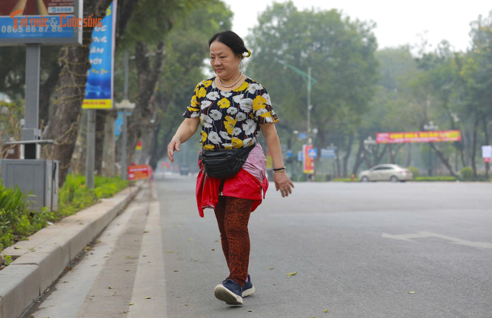 Nhiều người Hà Nội vẫn giữ thói quen vận động mỗi buổi sáng.