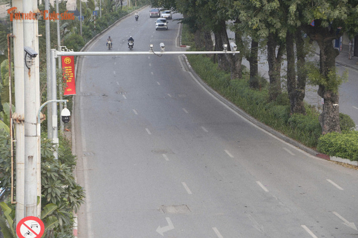 Sáng mùng 1 Tết Nguyên đán, Hà Nội khoác lên mình dáng vẻ khác lạ: đường phố thưa thớt người xe, không gian tĩnh lặng hiếm thấy giữa lòng đô thị hơn chục triệu dân. Sau thời khắc giao thừa rộn ràng, Thủ đô như chậm lại, lắng đọng trong nhịp điệu thanh bình của ngày đầu năm mới.