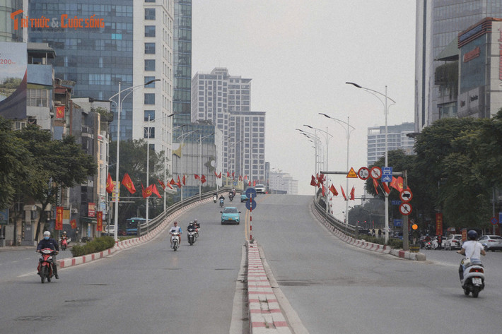 Sự vắng lặng của Hà Nội sáng mùng 1 Tết không mang cảm giác trống trải, mà gợi nên nét bình yên hiếm có. Đó là khoảng lặng cần thiết sau một năm bộn bề, để mỗi người có thời gian nhìn lại, nghỉ ngơi và khởi đầu chặng đường mới với tâm thế nhẹ nhõm hơn.