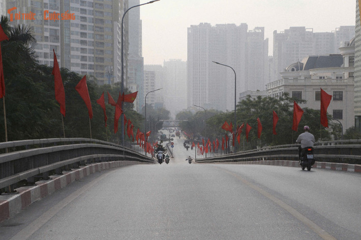 Giữa đô thị hiện đại luôn chuyển động không ngừng, khoảnh khắc Hà Nội chậm lại trong sáng mùng 1 Tết trở thành nét đẹp rất riêng, khó tìm thấy vào bất kỳ thời điểm nào khác trong năm.