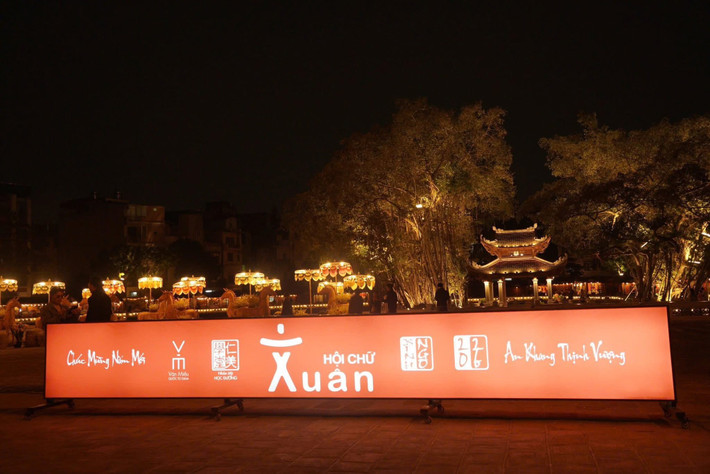 Lễ khai mạc Hội chữ Xuân Bính Ngọ 2026 đã được tổ chức trang trọng tại Không gian Hồ Văn, thuộc Văn Miếu – Quốc Tử Giám. Sự kiện mở đầu cho chuỗi hoạt động văn hóa – nghệ thuật đặc sắc chào đón Xuân mới, thu hút sự quan tâm của đông đảo người dân Thủ đô, du khách trong và ngoài nước.