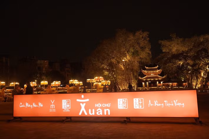 Lễ khai mạc Hội chữ Xuân Bính Ngọ 2026 đã được tổ chức trang trọng tại Không gian Hồ Văn, thuộc Văn Miếu – Quốc Tử Giám. Sự kiện mở đầu cho chuỗi hoạt động văn hóa – nghệ thuật đặc sắc chào đón Xuân mới, thu hút sự quan tâm của đông đảo người dân Thủ đô, du khách trong và ngoài nước.