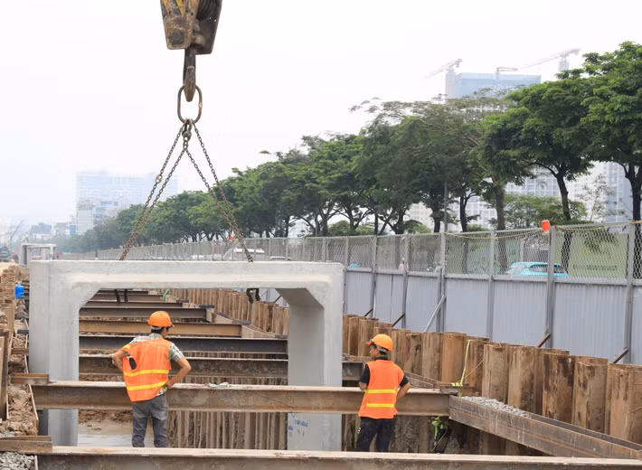 Chủ tịch UBND TP đánh giá cao nỗ lực của các đơn vị thi công khi triển khai đồng loạt nhiều hạng mục với khối lượng lớn trong thời gian ngắn.