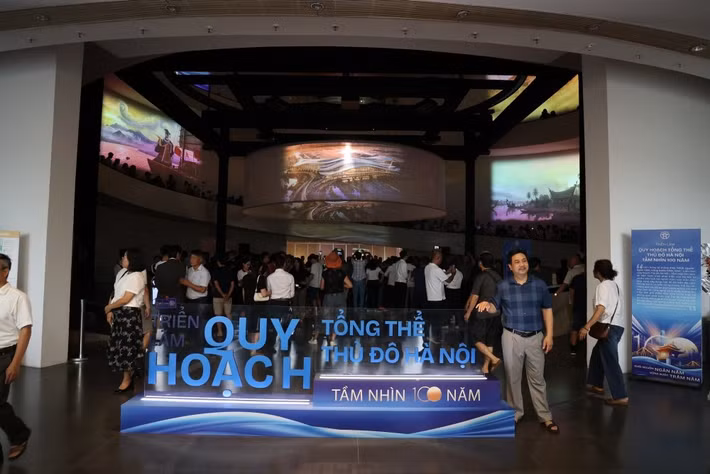 Chiều 29/6, tại Bảo tàng Hà Nội, Triển lãm Quy hoạch tổng thể Thủ đô Hà Nội với tầm nhìn 100 năm chính thức khai mạc, thu hút đông đảo người dân và du khách đến tham quan ngay trong những giờ đầu mở cửa.