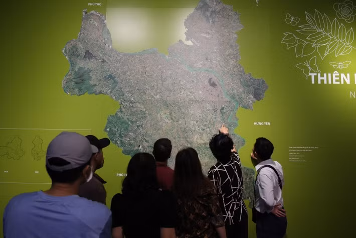 Điểm nhấn nổi bật của triển lãm là sa bàn quy hoạch tổng thể đặt tại khu vực trung tâm tầng 1 Bảo tàng Hà Nội. Sa bàn hình tròn có đường kính khoảng 7 m, được cập nhật đầy đủ các nội dung theo đồ án Quy hoạch tổng thể Thủ đô Hà Nội tầm nhìn 100 năm, giúp người xem có cái nhìn tổng quan về định hướng phát triển không gian đô thị trong tương lai.