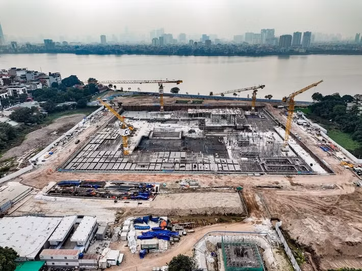 Dự án được triển khai theo hai giai đoạn: xây dựng nhà hát Opera và phát triển công viên văn hóa – nghệ thuật chuyên đề xung quanh.