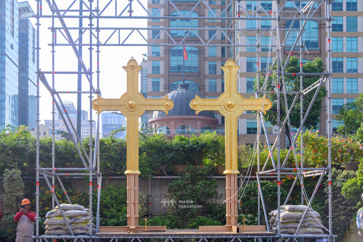 Ngày 19/3, hai thánh giá chính thức được đưa lên và cố định trên đỉnh chóp nhọn của Nhà thờ Đức Bà TP.HCM, đánh dấu cột mốc quan trọng trong quá trình trùng tu công trình biểu tượng của thành phố.